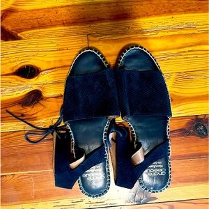 Andre Assous Hand-sewn in Spain leather espadrille wedge sandals, size 9